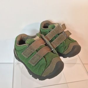 Children’s size 4 green Keene shoes
